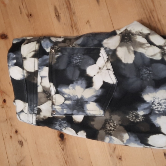 Hue floral print pull up stretch jeans. Size small. - Picture 2 of 4